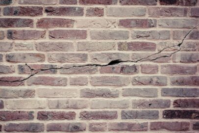 Risse in der Mauer kann Statik schwächen