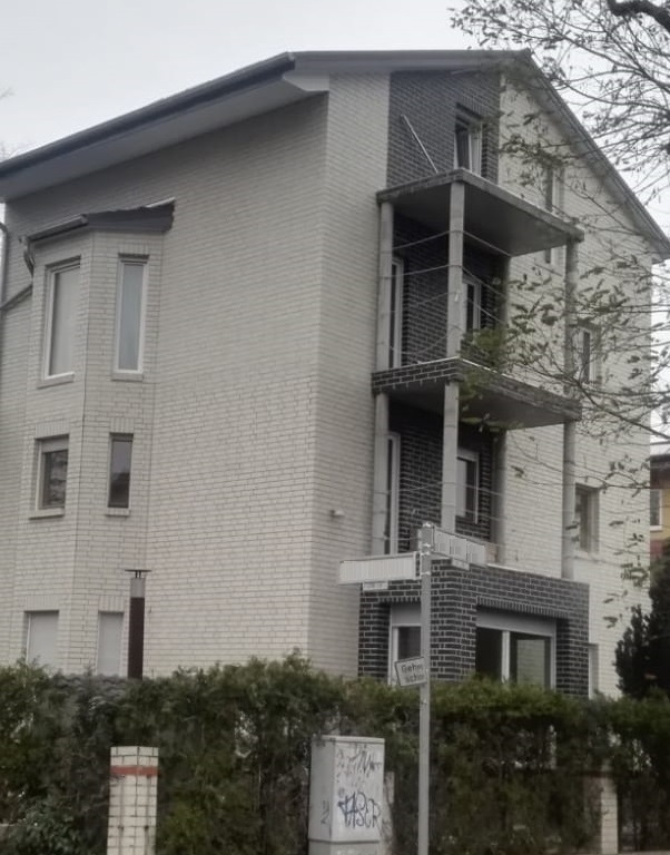 Straßenansicht nach dem Umbau und der Aufstockung eines Mehrfamilienhauses in Berlin