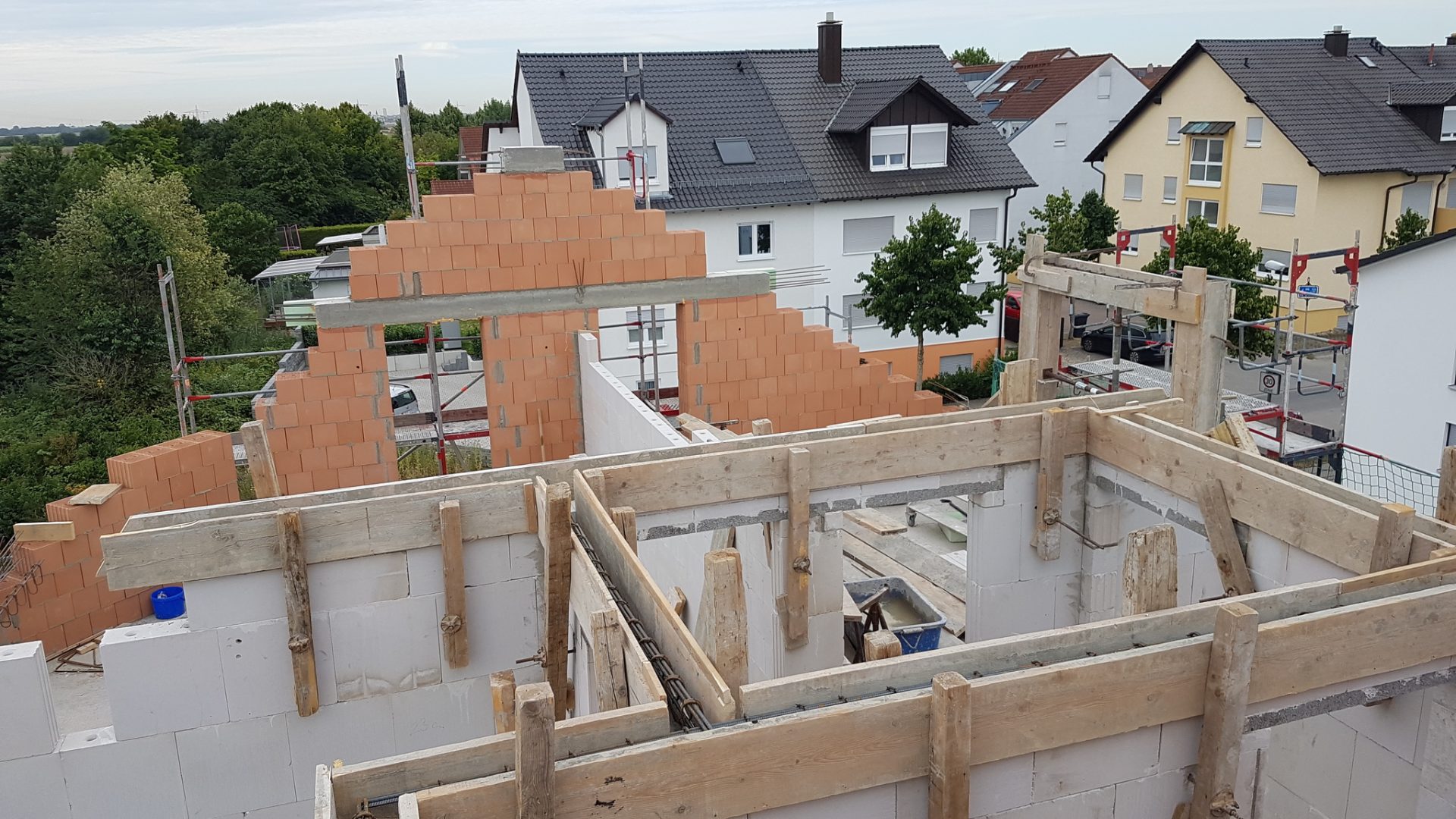 Ansicht Rohbau Dachgeschoss eines zweieinhalbgeschossigen Neubau Einfamilienhauses in Ludwigshafen (Rheinland-Pfalz)