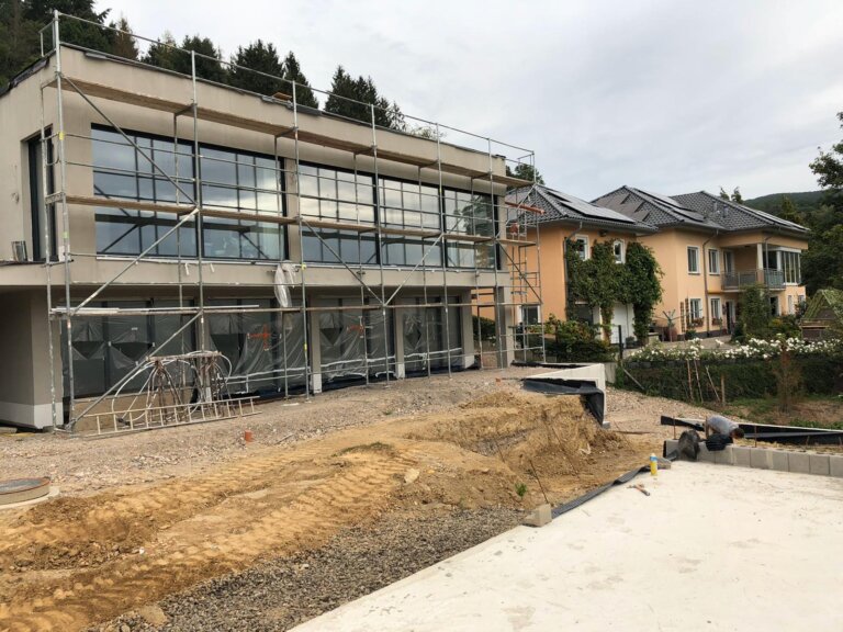 Rückansicht (Rohbau) vom Neubau eines Einfamilienhauses (Hanglage) bei Koblenz (Rheinland-Pfalz)