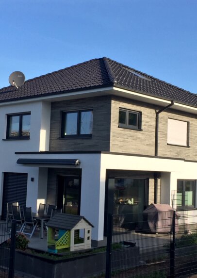Gartenansicht von einem zweigeschossigen Neubau Einfamilienhauses in Ibbenbüren (NRW)