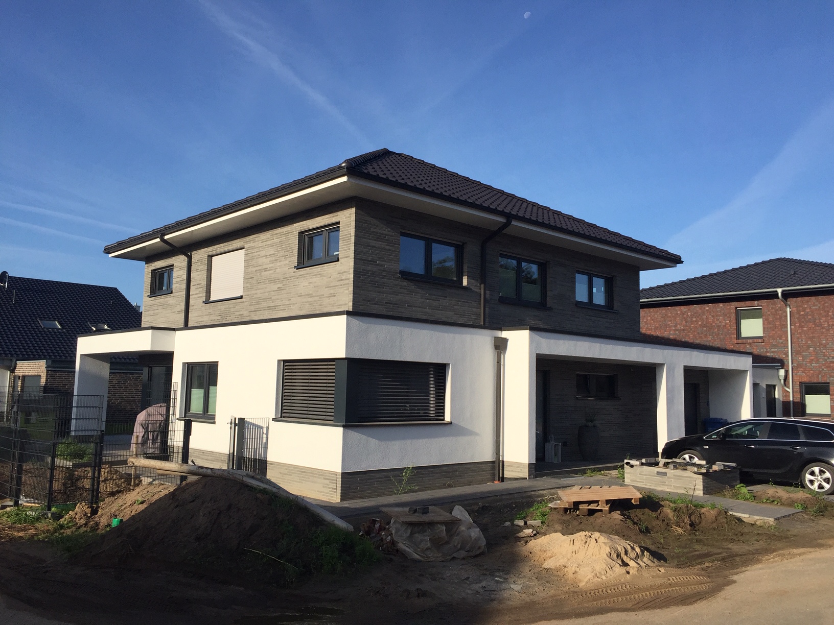 Außenansicht von einem zweigeschossigen Neubau Einfamilienhauses in Ibbenbüren (NRW)