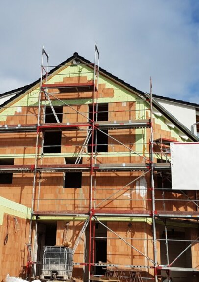 Giebelansicht vom Rohbau eines zweieinhalbgeschossigen Neubau Einfamilienhauses in Ludwigshafen (Rheinland-Pfalz)