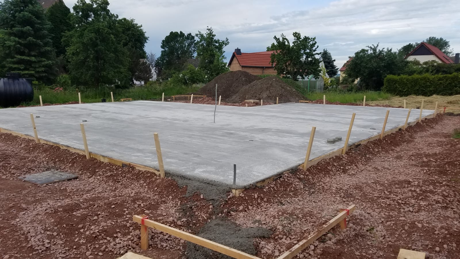 Fertigstellung der Betonage (Bodenplatte) bei einem Neubau eines Einfamilienhauses in Leipzig (Sachsen)