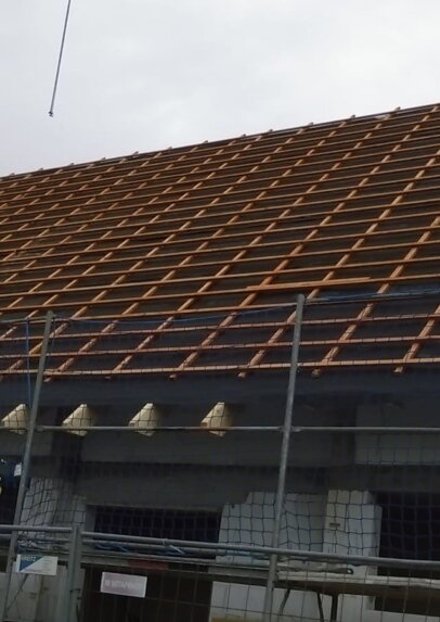 Satteldach mit sichtbarem Dachüberstand als Teil des Neubau Doppelhaus in Greven (NRW)