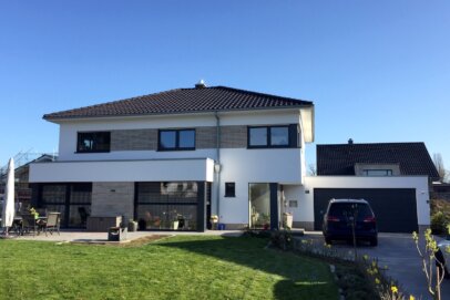 Frontalansicht eines zweigeschossigen Neubau Einfamilienhauses mit Anbau in Recke (NRW)