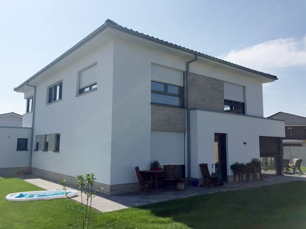 Garten-Eckansicht eines zweigeschossigen Neubau Einfamilienhauses mit Anbau in Recke (NRW)
