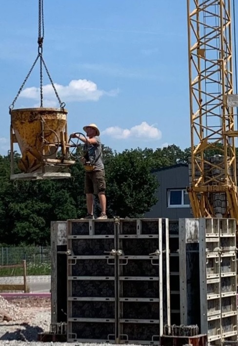 Betonage des Aufzugsschachtes (Ortbetonbauweise) bei einem Neubau einer Lagerhalle bei Nürnberg (Bayern)