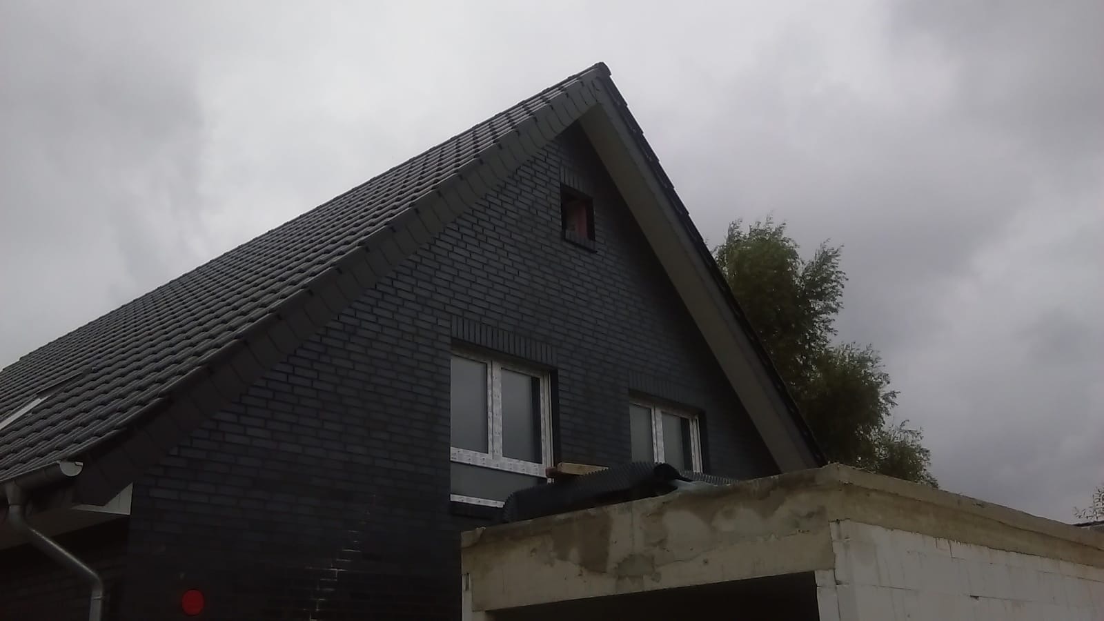 Giebelansicht Satteldach eines Neubau Doppelhauses in Greven (NRW)