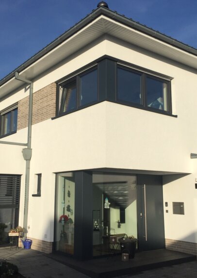 Außenansicht eines zweigeschossigen Neubau Einfamilienhauses mit Anbau in Recke (NRW)
