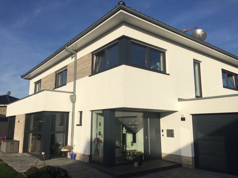Außenansicht eines zweigeschossigen Neubau Einfamilienhauses mit Anbau in Recke (NRW)
