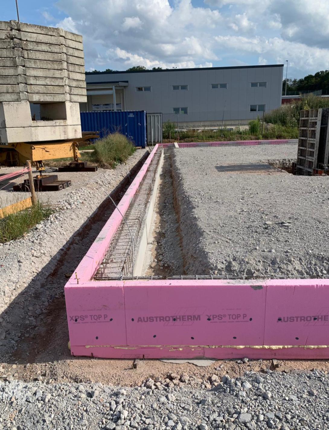Streifenfundament mit XPS Dämmstreifen bei einem Neubau einer Lagerhalle bei Nürnberg (Bayern)